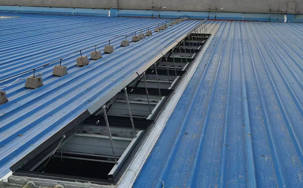 某城市大型商业综合体中庭伊宁县排烟窗工程